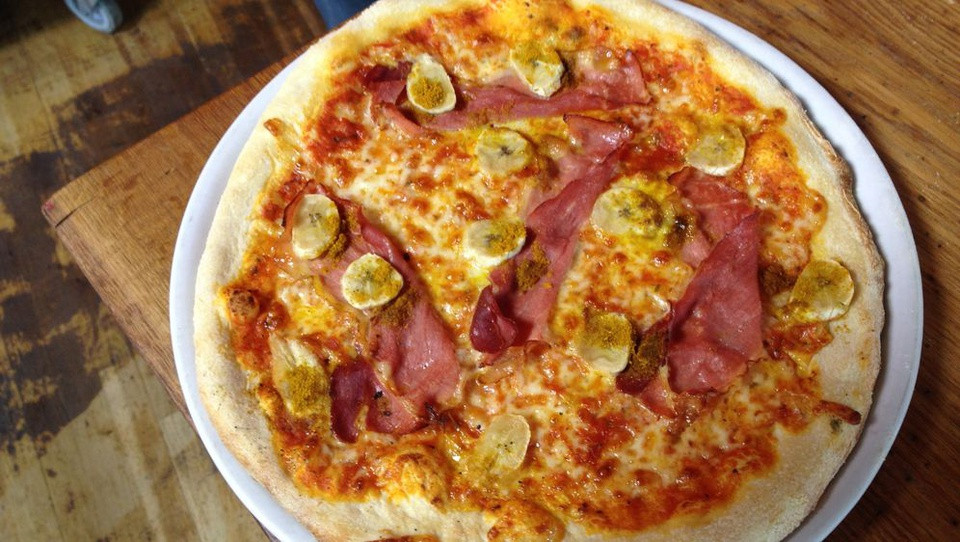 Pizza cà ri chuối, một trong những vị pizza quái dị nhất hành tinh. Nhiều người cho rằng hương vị của món ăn này quá kỳ cục, không muốn thử.
