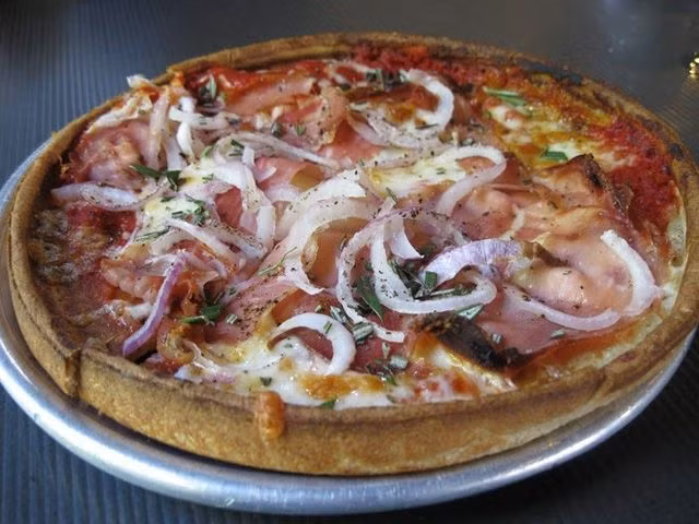 Pizza thịt chuột lang, khá phổ biến ở Nam Mỹ. Món ăn này tuy tên rất ghê nhưng nhiều người nhận xét là mềm, ngọt, thơm bùi.
