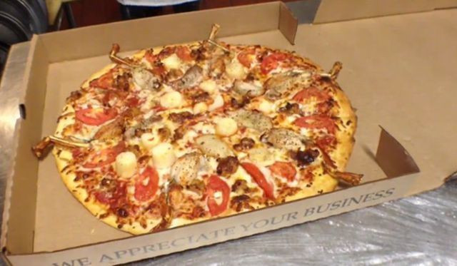 Pizaa đầm lầy sử dụng các loại thịt của động vật sống trong vùng đầm lầy như: thịt ếch, rắn, cá sấu được phủ thêm lớp cà chua, phô mai mozzarella và ăn kèm với các loại rau sống.