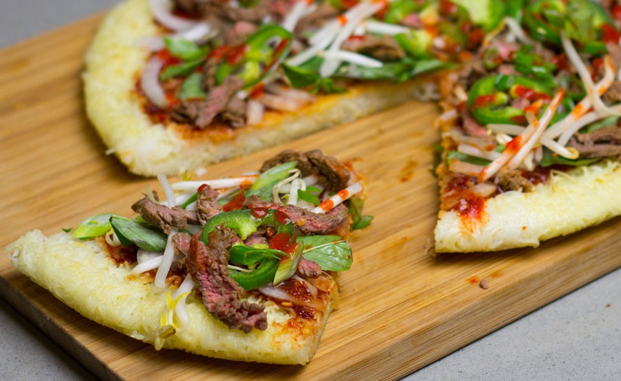 Đây là món pizza phở do một nhà hàng ở Australia làm ra. Tuy nhiên nhiều người không đánh giá cao hương vị của món ăn này.