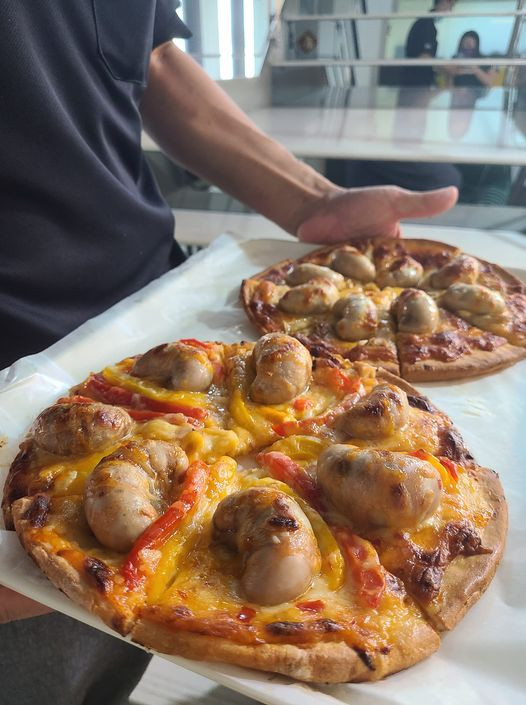 Trong hình có thể thấy, chiếc pizza gồm những nguyên liệu chính là tinh hoàn gà tây (ngọc kê), phô mai và chút ớt ngọt. Sau khi chiếc pizza tinh hoàn gà tây được "lên sóng", đông đảo cư dân mạng đã vô cùng tò mò không biết hương vị của chiếc pizza thế nào, có "đối đầu" được với những pizza gây sốc khác hay không.