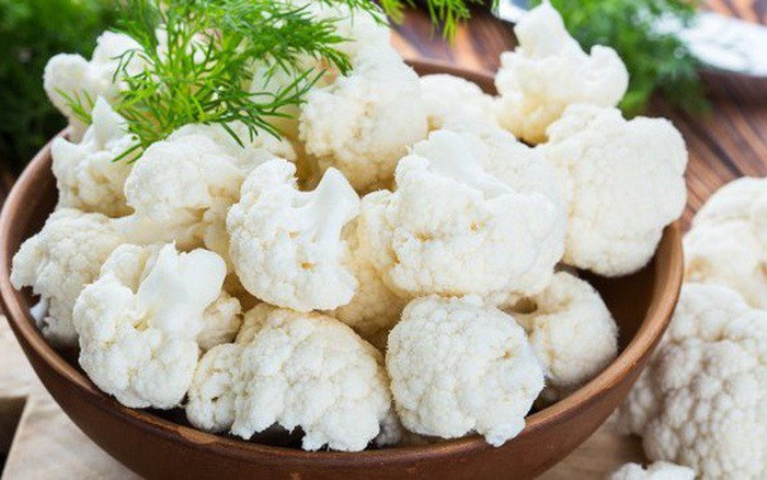 Nguyên nhân chính là do súp lơ trắng chứa nhiều vitamin và chất chống oxy hóa, có tác dụng loại bỏ các gốc tự do trong gan và ngăn ngừa lão hóa tế bào gan, từ đó tăng cường chức năng gan, tránh các bệnh về gan như gan nhiễm mỡ.