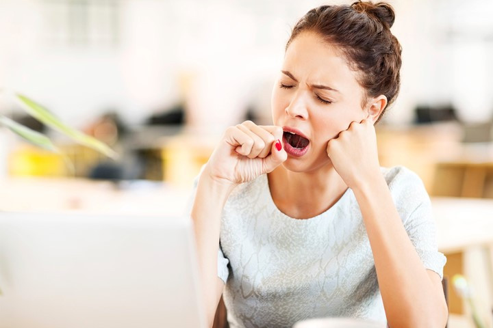 Ngủ là lúc cơ thể tự chữa lành, nếu ngủ không đủ giấc trong thời gian dài sẽ gây giảm nhận thức và cơ thể cũng già đi, lão hóa nhanh do không được bảo dưỡng đầy đủ.