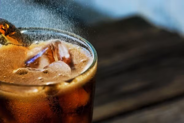 Thói quen thứ nhất, thường dùng nước ngọt và đồ uống có đường. Theo nghiên cứu ở Mỹ, đồ uống có ga và đồ uống có đường sẽ đẩy nhanh quá trình lão hóa tế bào.