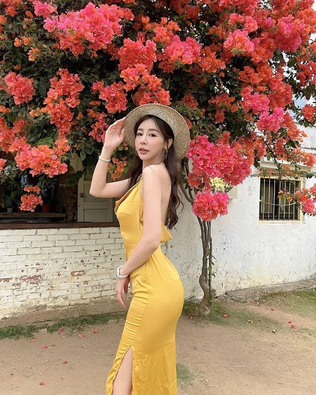 Dù đồ lụa rất khó mặc và sẽ để lộ nhiều khuyết điểm trên cơ thể nhưng mặc lên người của Rita lại hoàn mỹ vô cùng.