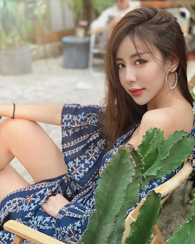 Mặc dù có nhiều tin đồn Rita đã động dao kéo ở một số bộ phận trên cơ thể song không thể phủ nhận, cô nàng xinh đẹp và thu hút.