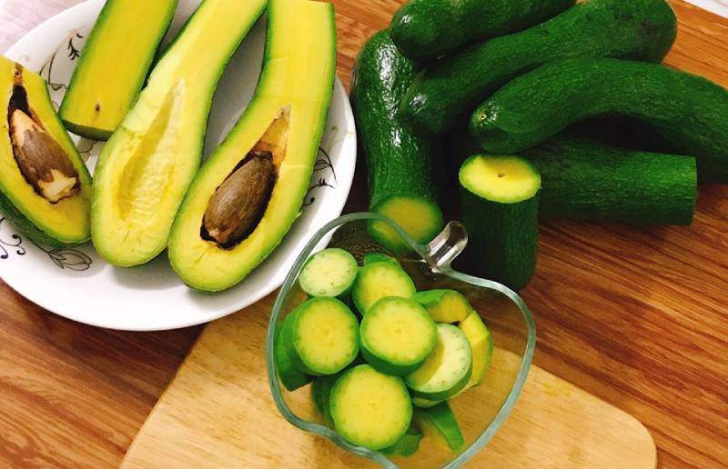 Bơ là loại trái cây chứa nhiều chất béo nên đối với bệnh nhân gan nhiễm mỡ khi không bổ béo gì. Tương tự, đối với những bệnh nhân có lipid máu cao, nên ăn ít bơ để tránh tình trạng kiểm soát lipid máu kém và gây xơ vữa động mạch.