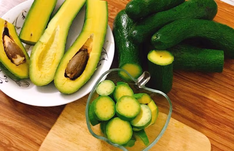 Bơ là loại trái cây chứa nhiều chất béo nên đối với bệnh nhân gan nhiễm mỡ khi không bổ béo gì. Tương tự, đối với những bệnh nhân có lipid máu cao, nên ăn ít bơ để tránh tình trạng kiểm soát lipid máu kém và gây xơ vữa động mạch.