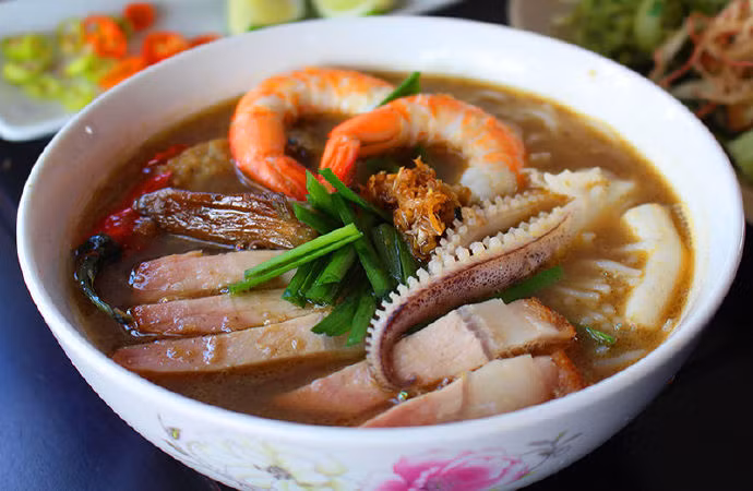 9 - Bún cá mắm: Hương vị bún mắm là sự kết hợp của nhiều nguyên liệu dân dã, gây thương nhớ cho bao thực khách. Nếu đến Sài Gòn, bạn nhất định phải thử món ngon và hấp dẫn này nhé.