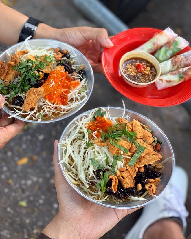 15 - Gỏi bò khô: Nguyên liệu chủ yếu từ những sợi đu đủ ngâm giòn ngon, cho thêm khô bò đen và đậu phộng, rau răm,... cùng nước sốt mặn ngọt đặc trưng hút hồn người ăn.