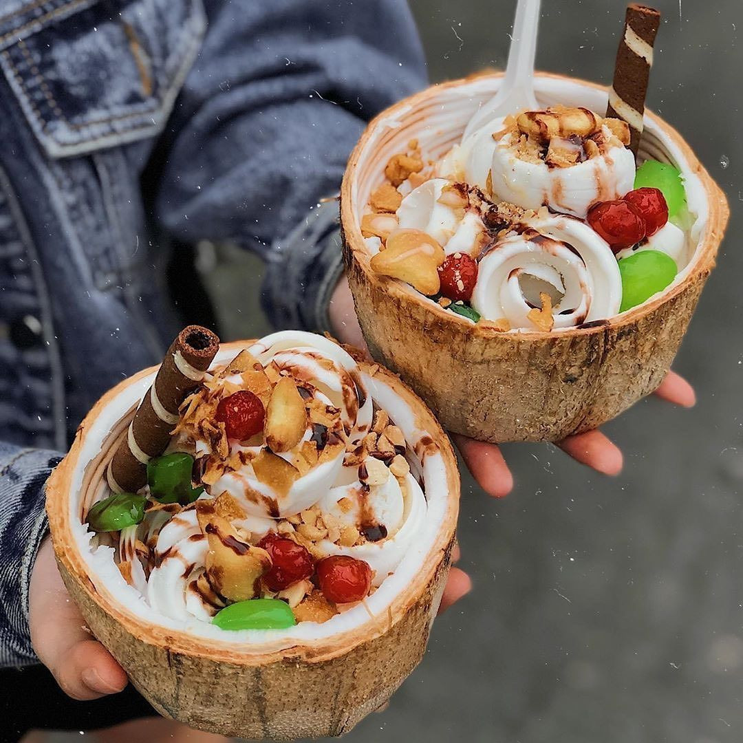 3 - Các loại kem: Vào những ngày hè nắng nóng thì mọi người đều nhớ đến kem. Vị lạnh tươi mát, thơm ngon đốn gục trái tim của những tín đồ ẩm thực. Tại TP HCM có vô số món kem cực ngon, bạn có thể chọn vị kem nguyên bản hoặc mix với nhiều vị khác nhau.