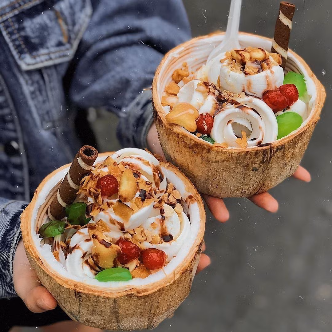 3 - Các loại kem: Vào những ngày hè nắng nóng thì mọi người đều nhớ đến kem. Vị lạnh tươi mát, thơm ngon đốn gục trái tim của những tín đồ ẩm thực. Tại TP HCM có vô số món kem cực ngon, bạn có thể chọn vị kem nguyên bản hoặc mix với nhiều vị khác nhau.