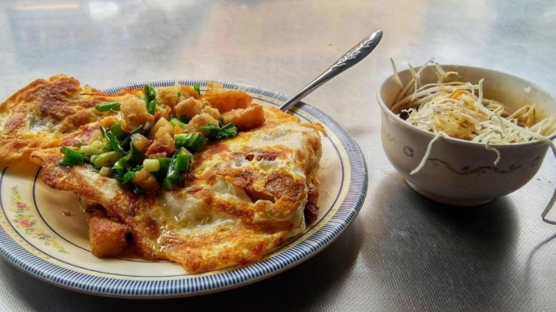 16 - Bột chiên: Món ăn huyền thoại ở Sài Gòn, giòn dai, ăn kèm trứng và chả, chấm thêm nước chấm đậm vị và đu đủ ngâm chua chua ngọt ngọt, đơn giản nhưng vẫn chiếm được đông đảo cảm tình của mọi người.