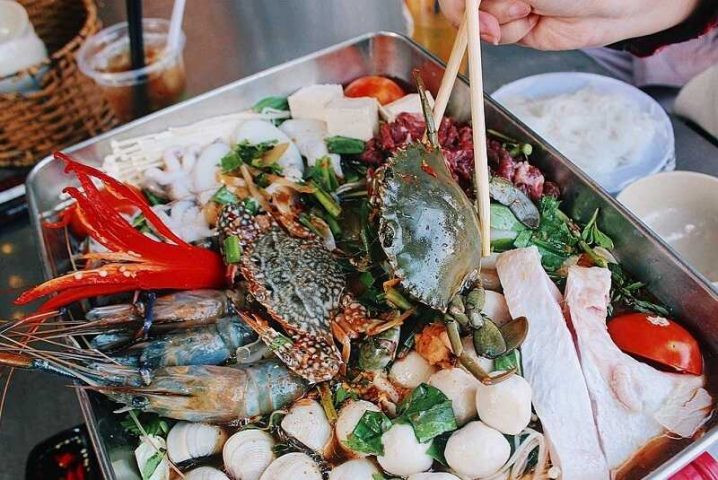 6 - Lẩu Thái: Có rất nhiều quán lẩu Thái cực ngon ở Sài Gòn, vị chua cay đặc trưng kết hợp cùng vị ngọt từ thịt, tôm, ngao, ghẹ.. sẽ khiến người ăn cảm thấy vô cùng mĩ vị.