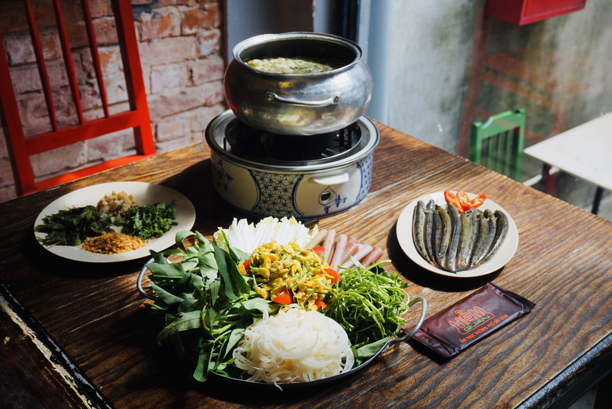 4 - Lẩu cá: Lẩu cá Sài Gòn có nước trong, rất ngọt, thêm chút vị chua từ lá giang, ăn kèm với các loại rau vùng miền Tây và hải sản đậm đà, ăn một lần là nhớ mãi không quên.