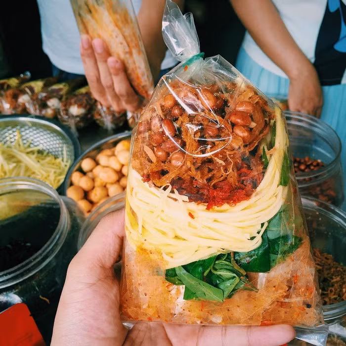 11 - Bánh tráng trộn: Bánh tráng trộn Sài Gòn ngon danh bất hư truyền, bạn sẽ không phải thất vọng khi thử đâu. Bánh tráng trộn dẻo dai cùng khô bò, đậu phộng, rau răm sẽ khiến bạn thử rồi muốn ăn thêm.