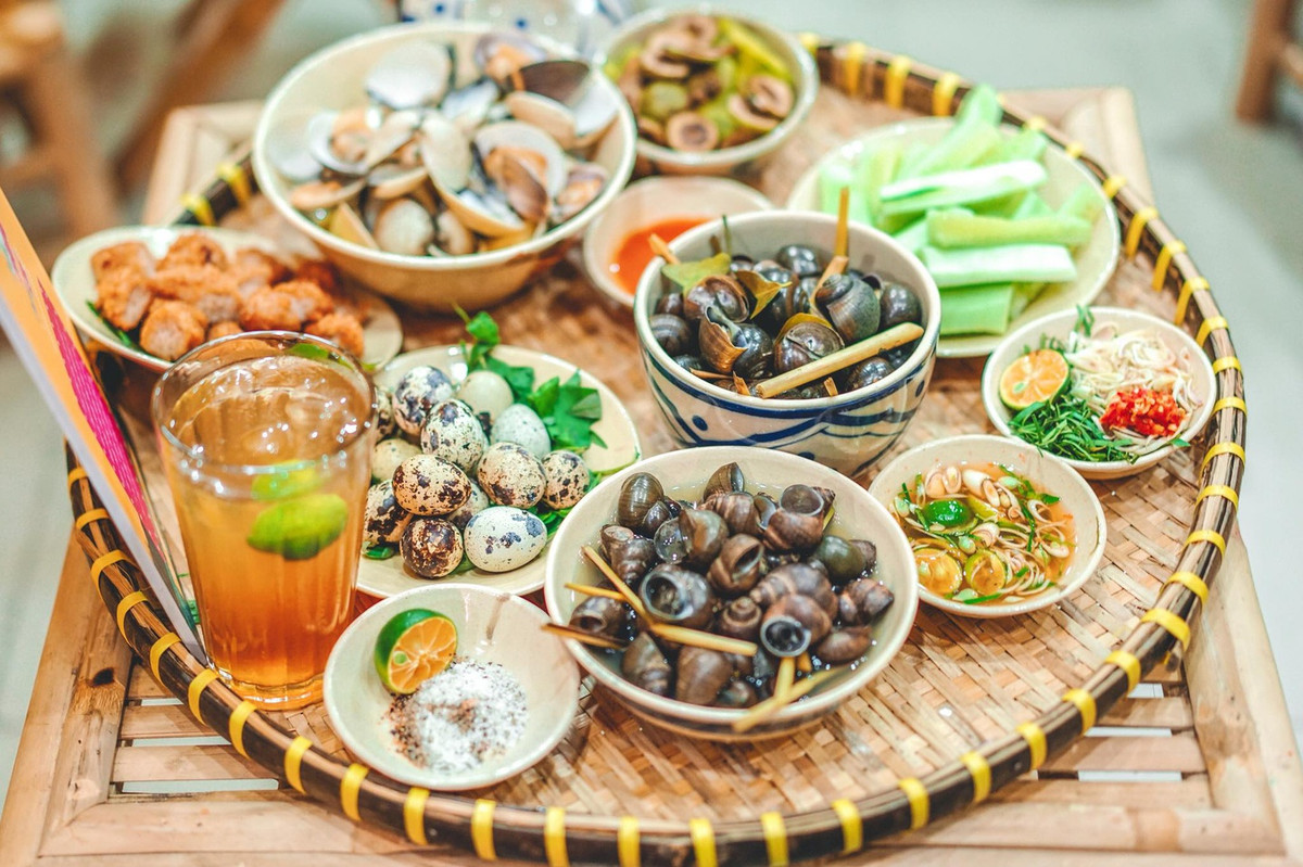 7 - Ốc là món ăn mà cực nhiều người yêu thích. Đa dạng trong khâu chế biến, phong phú về hương vị kết hợp, các món ốc từ nhà hàng sang trọng đến vỉa hè luôn nằm trong danh sách nhất định phải ăn khi tới TP. HCM.