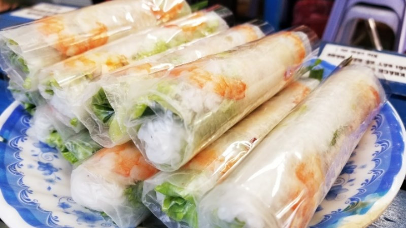 12 - Cuốn gỏi cuốn đầy ắp bún tươi, tôm, rau sống, tuy đơn giản nhưng chỉ cần chấm cùng nước tương đen, tương đậu sẽ ngon quên sầu, khuyên bạn nên thử.