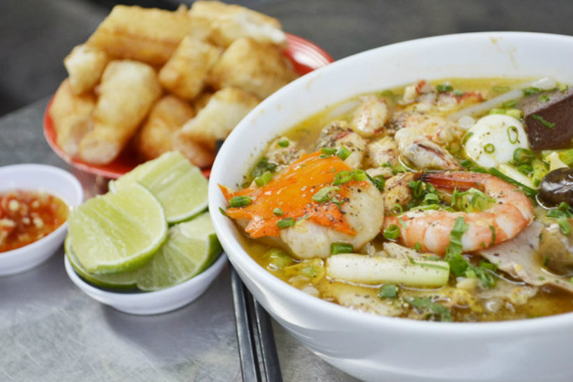 8 - Bánh canh: Bánh canh được làm từ bột gạo, bột mì, bột sắn và có cách chế biến đa dạng, phong phú. Bánh canh dai dai hòa huyện cùng với nước dùng đậm đà và thịt, cá, có rất nhiều sự lựa chọn để bạn cân nhắc nhé.