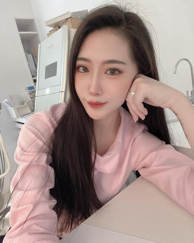 Tốt nghiệp Đại học Điều dưỡng và Khoa học Y tế Quốc gia Đài Bắc, sau khi ra trường, Vưu Na theo đúng ngành nghề mình đã học. Đồng thời, cô nàng cũng làm người mẫu bán thời gian.