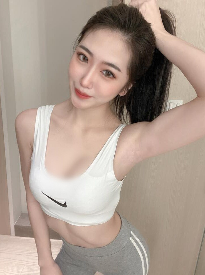 Nhờ những buổi tập như vậy, dù cường độ làm việc căng thằng, ăn uống có nhiều nhưng Vưu Na vẫn giữ được thân hình trong mơ đối với nhiều cô gái.