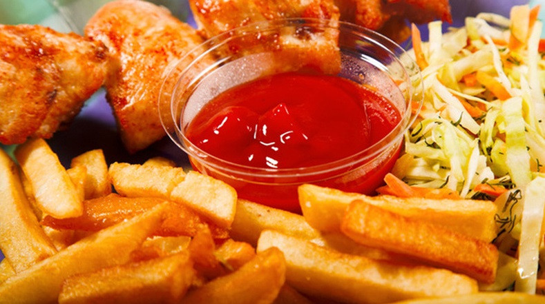 Đầu tiên là "3 không ăn". Thứ nhất, không ăn thức ăn cay và nhiều dầu mỡ. Vào mùa hè nắng nóng, mọi người thường chán ăn, để kích thích vị giác, nhiều người thường chọn đồ ăn cay và nhiều dầu mỡ.