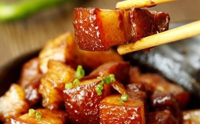 Tuy nhiên, thường xuyên ăn những đồ cay và dầu mỡ này dễ làm tổn thương tỳ vị, dạ dày và gây khó chịu. Do đó, cố gắng ăn thức ăn nhẹ, mát, ăn nhiều hoa quả.