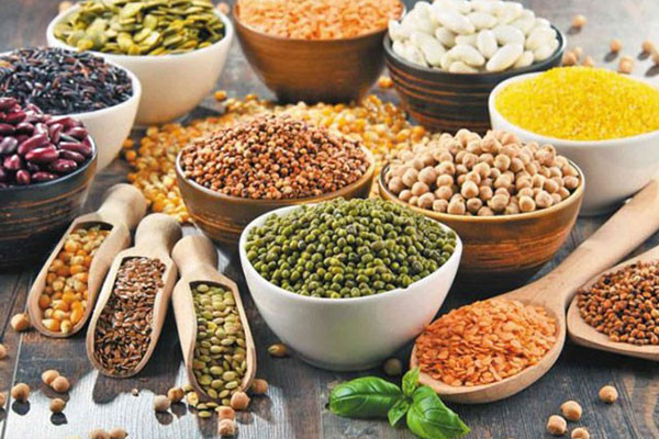 Ngũ cốc tăng cường chất sắt: Ngăn ngừa rụng tóc. Thiếu sắt có thể gây rụng tóc, nhưng bạn có thể tìm thấy chất dinh dưỡng quan trọng này trong các loại ngũ cốc, cũng như đậu nành và đậu lăng, thực vật có vỏ và các loại rau lá xanh đậm.