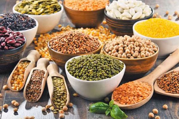 Ngũ cốc tăng cường chất sắt: Ngăn ngừa rụng tóc. Thiếu sắt có thể gây rụng tóc, nhưng bạn có thể tìm thấy chất dinh dưỡng quan trọng này trong các loại ngũ cốc, cũng như đậu nành và đậu lăng, thực vật có vỏ và các loại rau lá xanh đậm.