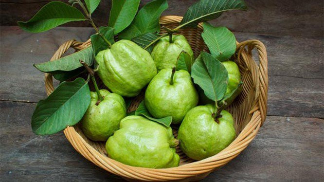 Ổi: Ngăn ngừa hư tổn tóc. Loại trái cây nhiệt đới này rất giàu vitamin C. Nó có thể bảo vệ tóc khỏi hư tổn và giúp tóc khó gãy rụng. Một cốc nước ép ổi chứa 377mg vitamin C, cao gấp bốn lần so với lượng vitamin C tối thiểu được khuyến nghị hàng ngày.