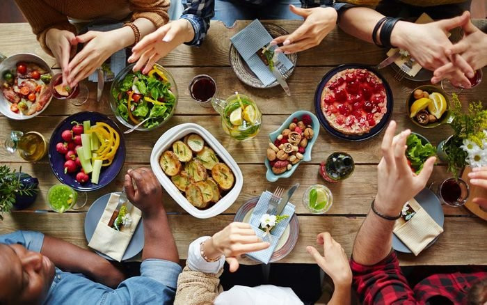 Thứ 4, sỏi niệu đạo. Cơ thể con người bài tiết canxi cao nhất sau bữa ăn từ 4 đến 5 tiếng. Nếu ăn tối muộn, khi bài tiết canxi đạt đến đỉnh điểm thì buồn ngủ, bài tiết qua nước tiểu không kịp khiến canxi tăng liên tục, lắng đọng tạo thành các tinh thể và cuối cùng tạo thành sỏi niệu đạo.