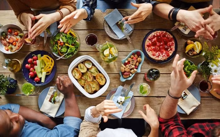 Thứ 4, sỏi niệu đạo. Cơ thể con người bài tiết canxi cao nhất sau bữa ăn từ 4 đến 5 tiếng. Nếu ăn tối muộn, khi bài tiết canxi đạt đến đỉnh điểm thì buồn ngủ, bài tiết qua nước tiểu không kịp khiến canxi tăng liên tục, lắng đọng tạo thành các tinh thể và cuối cùng tạo thành sỏi niệu đạo.