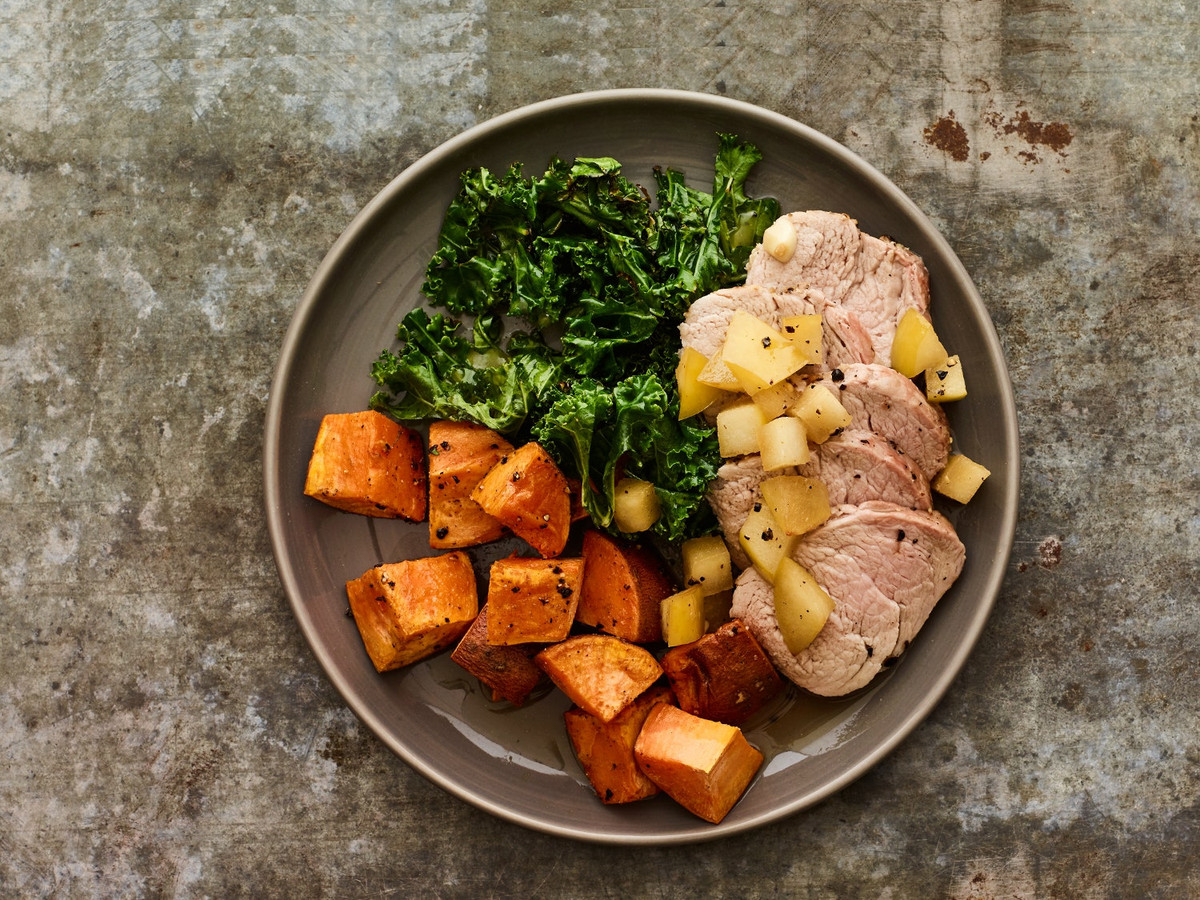 3 - Ăn uống tập trung. Vừa xem video vừa ăn, vừa nói chuyện vừa ăn, điều này ảnh hưởng cực lớn đến quá trình tiêu hóa, cụ thể là ảnh hưởng đến việc tiết dịch nhai và tiêu hóa, ngoài ra thức ăn không được nhai kỹ chắc chắn sẽ làm tăng gánh nặng cho dạ dày.