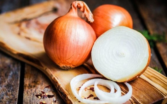 Thứ ba là hành tây, tác dụng chống ung thư của hành tây đến từ rất nhiều selen và quercetin. Selen là một chất chống oxy hóa, có thể kích thích phản ứng miễn dịch của cơ thể, từ đó ức chế sự phân chia và phát triển của tế bào ung thư, đồng thời có thể làm giảm độc tính của các chất gây ung thư.