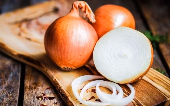 Thứ ba là hành tây, tác dụng chống ung thư của hành tây đến từ rất nhiều selen và quercetin. Selen là một chất chống oxy hóa, có thể kích thích phản ứng miễn dịch của cơ thể, từ đó ức chế sự phân chia và phát triển của tế bào ung thư, đồng thời có thể làm giảm độc tính của các chất gây ung thư.