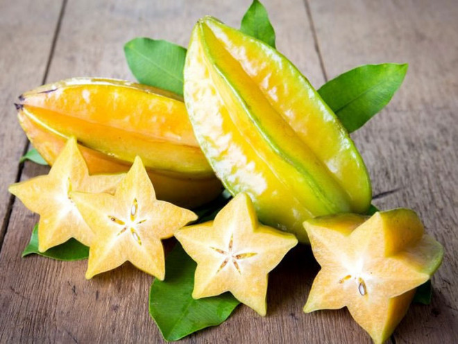 Thứ ba là quả khế, đối với những bệnh nhân mắc bệnh thận, loại quả này đơn giản là một "liều thuốc độc". Bệnh nhân bị bệnh thận mãn tính và nhiễm độc niệu có thể bị các triệu chứng nghiêm trọng về đường tiêu hóa và rối loạn chức năng thần kinh sau khi ăn phải khế, thậm chí tử vong.