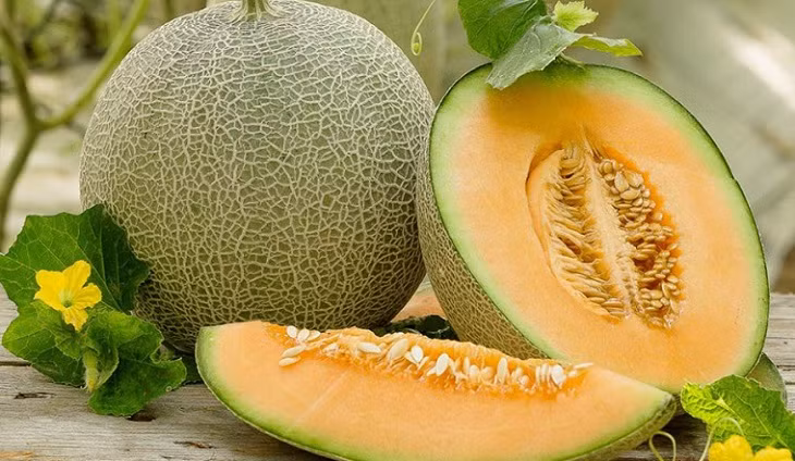 Thứ tư là dưa lưới, là một loại quả mà chúng ta thường dùng để giải nhiệt trong mùa hè. Dưa lưới cũng chứa nhiều chất dinh dưỡng như vitamin và khoáng chất.