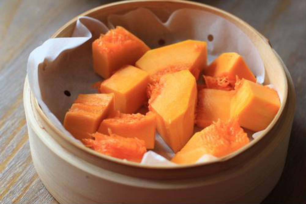 Bên cạnh đó, bí đỏ còn có tác dụng dưỡng khí, hạ mỡ máu, hạ đường huyết, người thường xuyên thức đêm ăn bí đỏ sẽ có lợi cho gan, giúp dưỡng gan, bảo vệ gan.