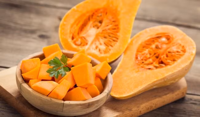 Thứ hai là bí đỏ, bí đỏ được trồng phổ biến nhất ở các vùng nông thôn. Theo nghiên cứu, bí đỏ có chứa nhiều vitamin C giúp giải độc gan, tác dụng bảo vệ gan rất tốt.