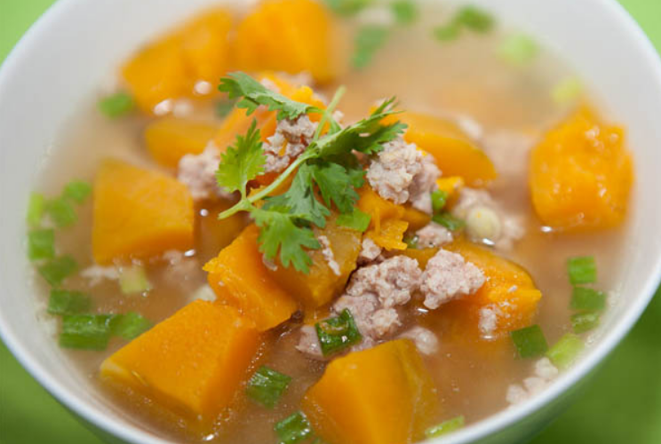 Theo tìm hiểu, bí đỏ còn chứa một lượng lớn vitamin C có tác dụng tăng cường hệ thống miễn dịch, giúp chúng ta chống lại được các virus, vi khuẩn gây bệnh cho cơ thể. Không chỉ thế, bí đỏ chứa lượng chất chống oxy hóa và beta-carotene rất cao, có khả năng ngăn ngừa các căn bệnh ung thư.