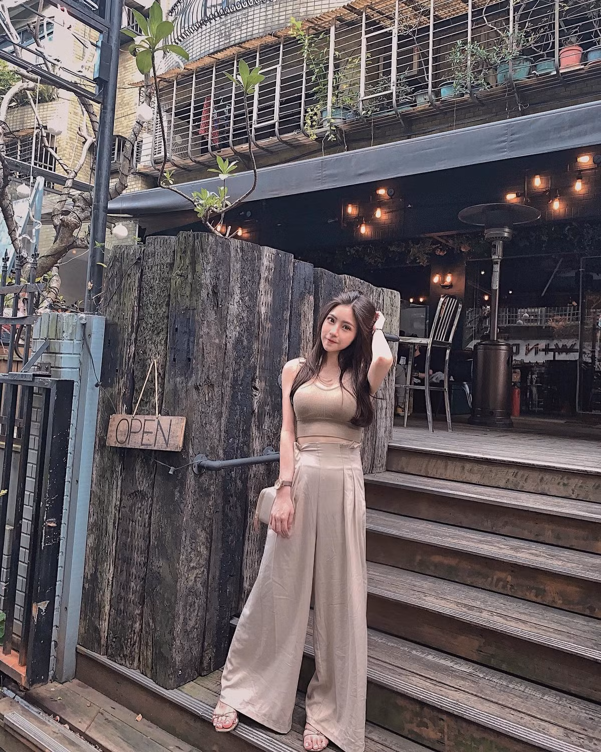 Chiếc áo hai dây ngắn giúp cô nàng khoe được vòng một khủng, chiếc quần ống sớ giúp Tiểu Ái kéo dài đôi chân. Cô nàng trông vừa thời thượng lại vừa trẻ trung, hấp dẫn.