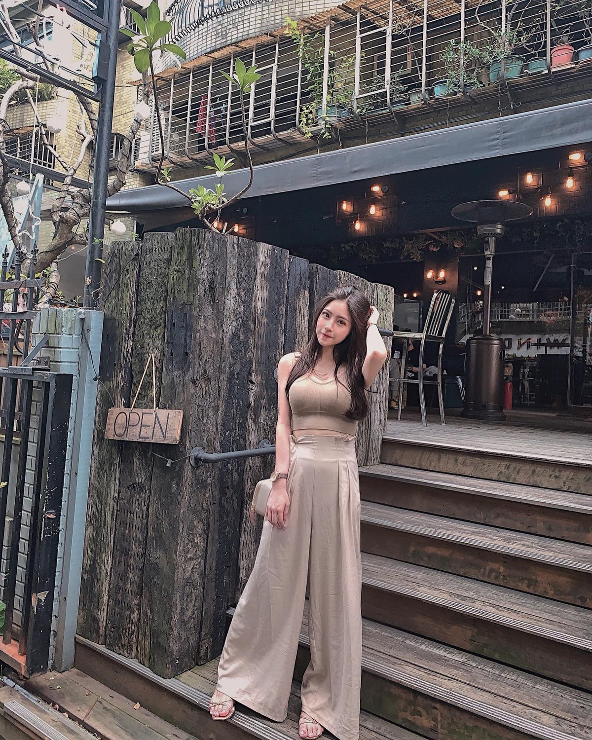 Chiếc áo hai dây ngắn giúp cô nàng khoe được vòng một khủng, chiếc quần ống sớ giúp Tiểu Ái kéo dài đôi chân. Cô nàng trông vừa thời thượng lại vừa trẻ trung, hấp dẫn.