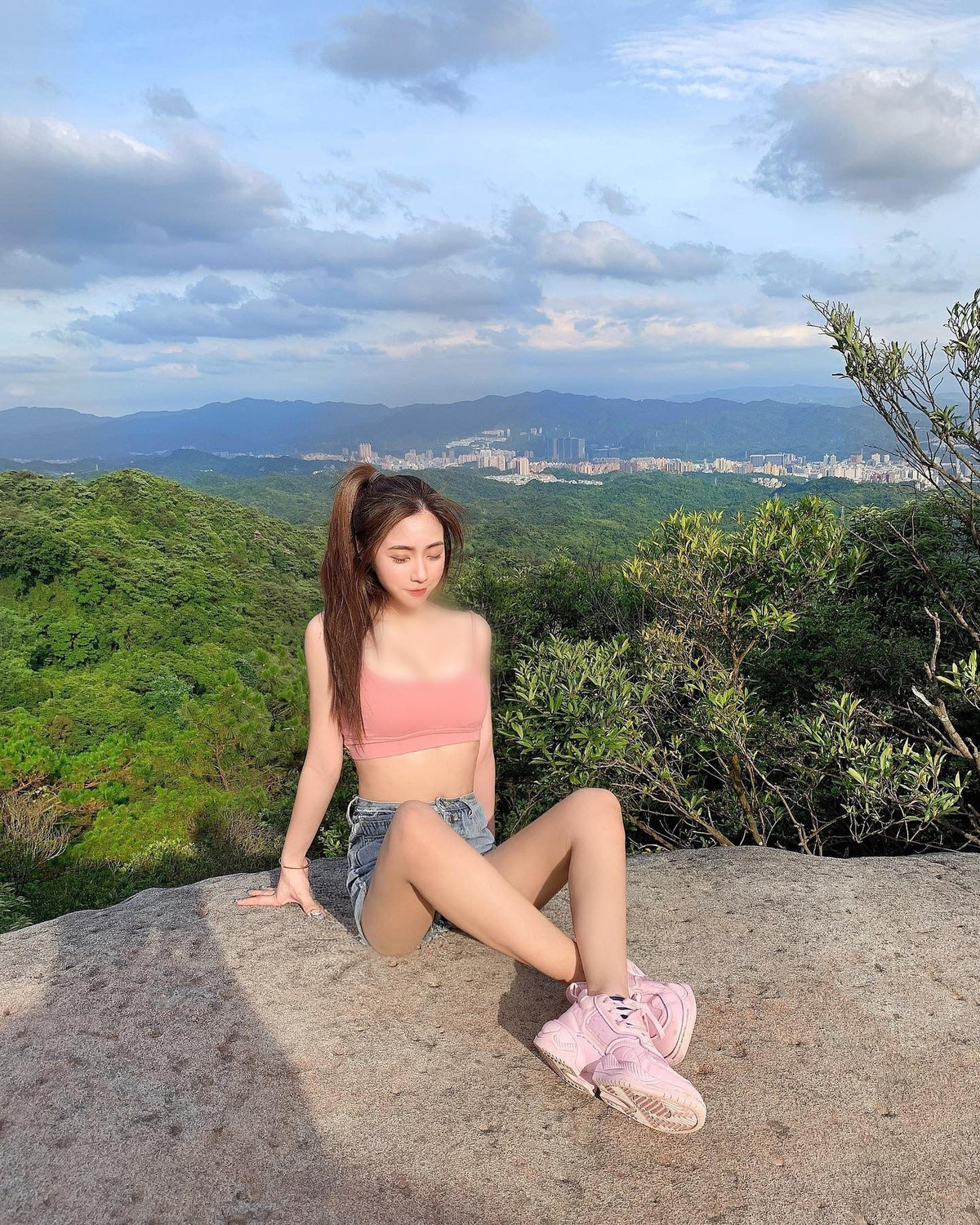 Quan trọng nhất là, Tiểu Ái là một trong những hot girl theo đuổi phong cách gợi cảm nhưng không phản cảm.