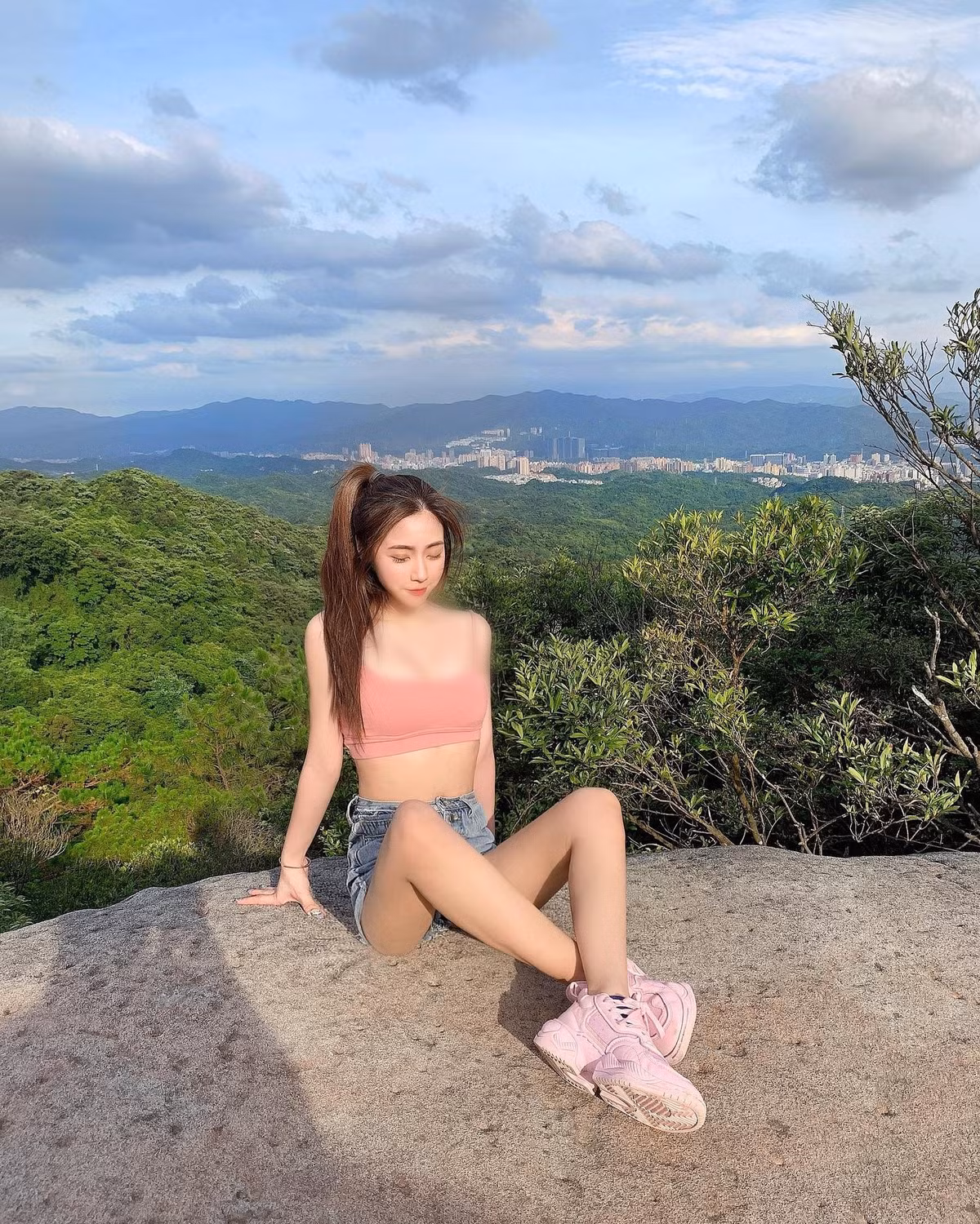 Quan trọng nhất là, Tiểu Ái là một trong những hot girl theo đuổi phong cách gợi cảm nhưng không phản cảm.