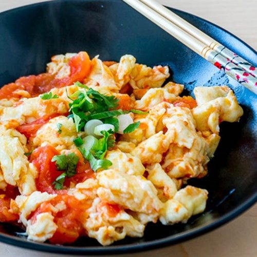 Theo các chuyên gia dinh dưỡng, món trứng sốt cà chua không chỉ giúp tăng cảm giác thèm ăn mà còn bổ sung rất nhiều chất dinh dưỡng cho cơ thể. Ngoài ra, cà chua còn rất giàu caroten và vitamin C, vitamin B có tác dụng nâng cao khả năng miễn dịch của cơ thể.
