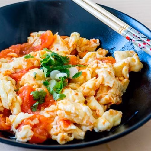 Theo các chuyên gia dinh dưỡng, món trứng sốt cà chua không chỉ giúp tăng cảm giác thèm ăn mà còn bổ sung rất nhiều chất dinh dưỡng cho cơ thể. Ngoài ra, cà chua còn rất giàu caroten và vitamin C, vitamin B có tác dụng nâng cao khả năng miễn dịch của cơ thể.