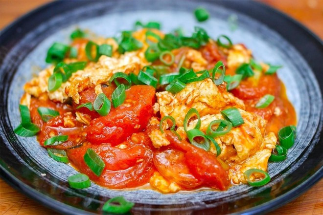 Đặc biệt trong cà chua có vitamin P đứng đầu trong các loại rau. Các nguyên liệu thô như vitamin C, carbohydrate và rutin chứa trong cà chua cũng có chức năng của axit ascorbic, giúp giữ ẩm, bảo vệ mạch máu, giảm huyết áp và hỗ trợ tiêu hóa.