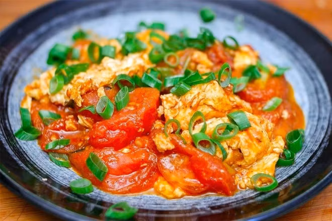 Đặc biệt trong cà chua có vitamin P đứng đầu trong các loại rau. Các nguyên liệu thô như vitamin C, carbohydrate và rutin chứa trong cà chua cũng có chức năng của axit ascorbic, giúp giữ ẩm, bảo vệ mạch máu, giảm huyết áp và hỗ trợ tiêu hóa.