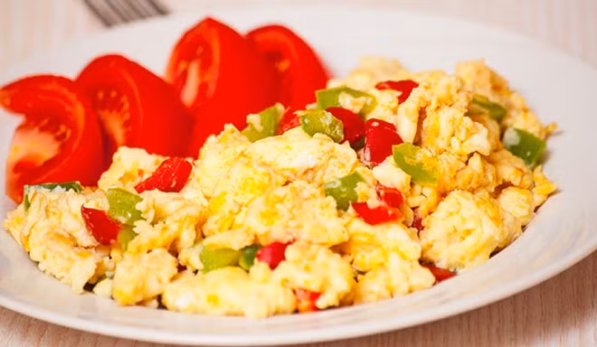 Theo nghiên cứu, bởi trong trứng đã chứa rất nhiều axit glutamic, đó là thành phần tương tự như bột ngọt, đặc biệt là khi làm món trứng sốt cà chua, nếu thêm bột ngọt hoặc tinh chất gà, nước cốt gà sẽ dư thừa một số chất, dẫn đến phá hủy hương vị cũng như tác dụng của cà chua.