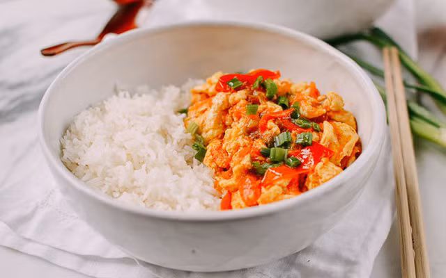 Protein trong trứng có tác dụng phục hồi các tổn thương mô gan. Chất lecithin trong lòng đỏ trứng có thể thúc đẩy quá trình tái tạo tế bào gan, cũng có thể làm tăng lượng protein huyết tương của con người, tăng cường chức năng trao đổi chất và chức năng miễn dịch của cơ thể.